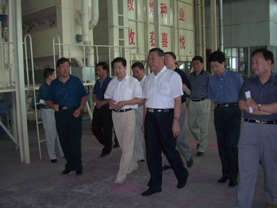全國人大農業(yè)委員會主任李春亭同志一行來敦煌種業(yè)視察