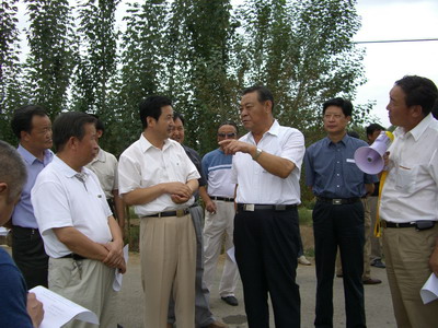 全國人大農業(yè)委員會主任李春亭同志一行來敦煌種業(yè)視察