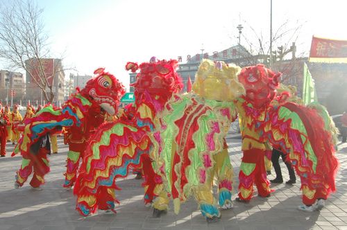 酒泉市2011年元宵節(jié)社火匯演期間，部分社火隊來公司拜年