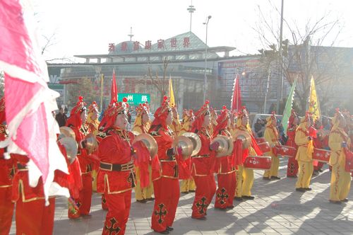 酒泉市2011年元宵節(jié)社火匯演期間，部分社火隊來公司拜年